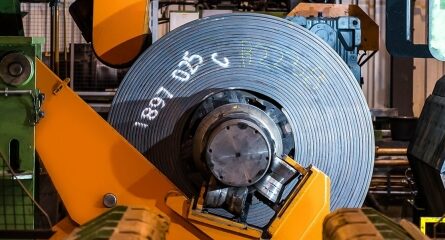 Итальянские дистрибьюторы и покупатели называют значения CBAM "неосуществимыми"; проверка фактических выбросов станет приоритетом в 2026 году